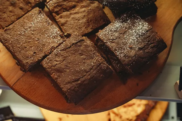 Brownies au chocolat sur une planche en bois