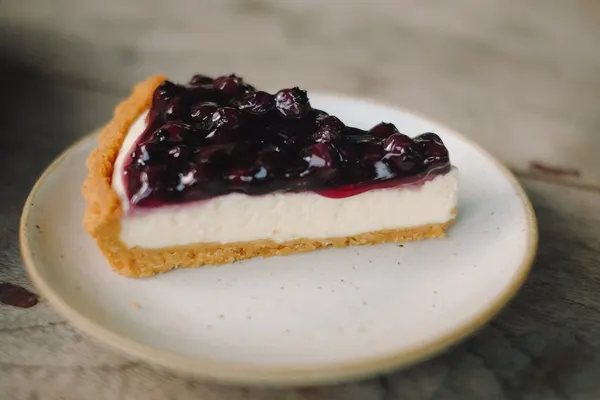 Part de cheesecake crémeux garnie de fruits rouges